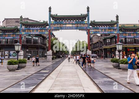 BEIJING, CHINE - 27 AOÛT 2018 : chemin d'Arche décoratif à la rue Qianmen à Beijing, Chine Banque D'Images