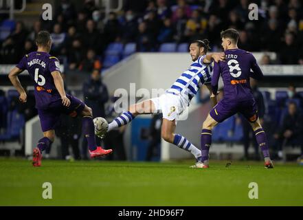 Reading, Royaume-Uni.03rd janvier 2022.Andy Carroll of Reading détient Max Bird of Derby County lors du match de championnat Sky Bet entre Reading et Derby County au Madejski Stadium, Reading, Angleterre, le 3 janvier 2022.Photo d'Andy Rowland.Crédit : Prime Media Images/Alamy Live News Banque D'Images