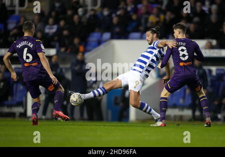 Reading, Royaume-Uni.03rd janvier 2022.Andy Carroll of Reading détient Max Bird of Derby County lors du match de championnat Sky Bet entre Reading et Derby County au Madejski Stadium, Reading, Angleterre, le 3 janvier 2022.Photo d'Andy Rowland.Crédit : Prime Media Images/Alamy Live News Banque D'Images