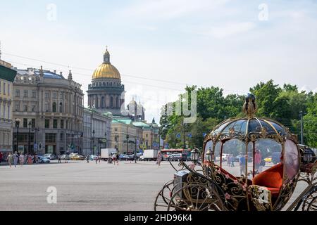 Saint-Pétersbourg, Russie.- 11 août 2021.Vue sur la magnifique cathédrale Saint-Isaac depuis la place du Palais dans le centre historique de la ville. Banque D'Images