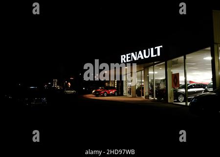 Salle d'exposition d'un concessionnaire Renault dans la soirée Banque D'Images