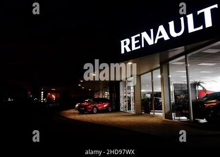 Salle d'exposition d'un concessionnaire Renault dans la soirée Banque D'Images