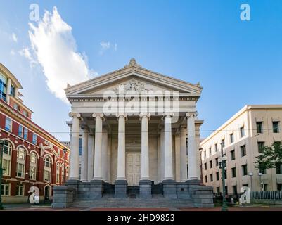 Vue ensoleillée sur le Gallier Hall en Louisiane Banque D'Images