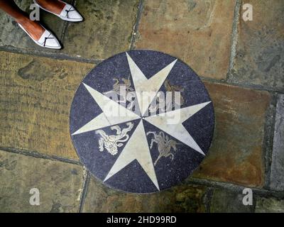 Emblème de l'ordre des Chevaliers de l'Hôpital de Saint John, porte de Saint John, Clerkenwell, Farringdon, Londres,Angleterre, Royaume-Uni Banque D'Images