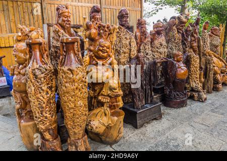 WULINGYUAN, CHINE - 9 AOÛT 2018 : souvenirs en bois sculpté à vendre dans la zone d'intérêt touristique et historique de Wulingyuan dans le parc forestier national de Zhangjiajie Banque D'Images