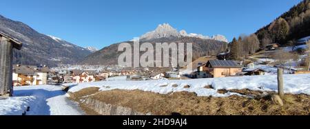 Vue panoramique sur la Valle di Primiero pendant le paysage d'hiver et la journée ensoleillée Banque D'Images