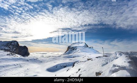 Dolomites - Cima Rosetta vu pendant la saison d'hiver avec paysage enneigé et ciel bleu brumeux Banque D'Images