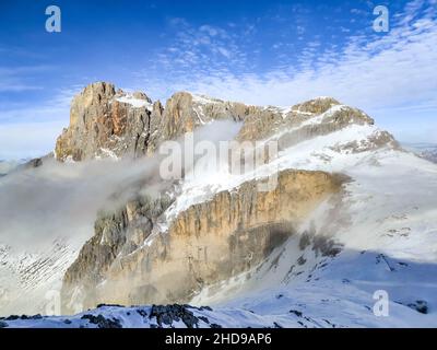 Cimon della Pala sur les Dolomites dans le Trentin-Haut-Adige avec fond bleu ciel et faible brouillard. Banque D'Images