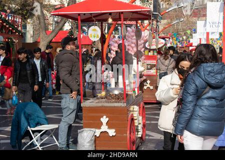 Stand aux châtaignes grillées à vendre sur la rue Nizami de Bakou - Azerbaïdjan : 31 décembre 2021.Célébrations de la Saint-Sylvestre Banque D'Images