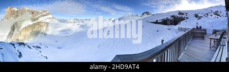 Cimon della Pala et Cima Vezzana sur les Dolomites dans le Trentin-Haut-Adige avec fond bleu ciel pendant la saison d'hiver et paysage sombre Banque D'Images