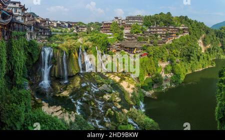 Vue sur la ville et la cascade de Fudong Zhen, province de Hunan, Chine Banque D'Images