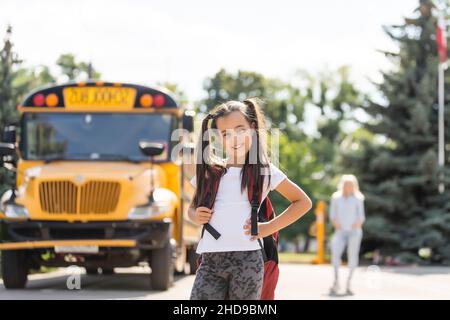 Mère emportant sa fille à l'école, disant son Au revoir pour la journée Banque D'Images