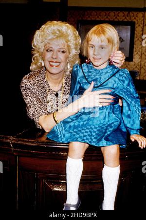 L'actrice de rue couronnement Julie Goodyear sur place avec la patiente cancer de 5 ans Jennifer Norman Banque D'Images