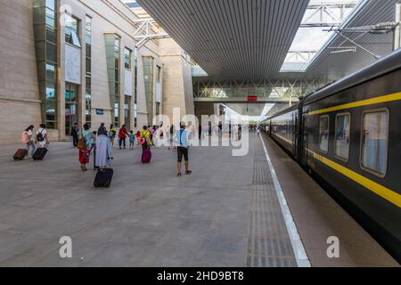 DUNHUANG, CHINE - 19 AOÛT 2018 : plate-forme de la gare de Dunhuang, province de Gansu, Chine Banque D'Images