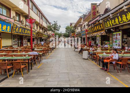 DUNHUANG, CHINE - 19 AOÛT 2018 : restaurants en plein air à Dunhuang, province de Gansu, Chine Banque D'Images