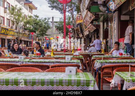 DUNHUANG, CHINE - 19 AOÛT 2018 : restaurants en plein air à Dunhuang, province de Gansu, Chine Banque D'Images