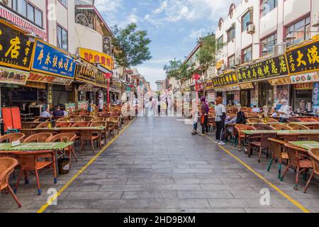 DUNHUANG, CHINE - 19 AOÛT 2018 : restaurants en plein air à Dunhuang, province de Gansu, Chine Banque D'Images