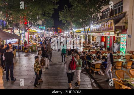 DUNHUANG, CHINE - 19 AOÛT 2018 : restaurants en plein air à Dunhuang, province de Gansu, Chine Banque D'Images