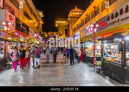 DUNHUANG, CHINE - 19 AOÛT 2018 : marché de rue à Dunhuang, province de Gansu en Chine Banque D'Images