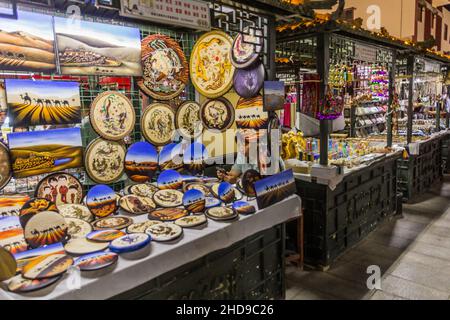 DUNHUANG, CHINE - 19 AOÛT 2018 : stands de souvenirs à Dunhuang, province de Gansu en Chine Banque D'Images