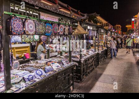 DUNHUANG, CHINE - 19 AOÛT 2018 : stands de souvenirs à Dunhuang, province de Gansu en Chine Banque D'Images