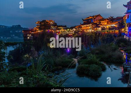 Rivière au-dessus de la cascade dans la ville de Fudong Zhen, province de Hunan, Chine Banque D'Images