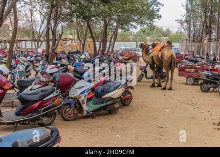 DUNHUANG, CHINE - 20 AOÛT 2018 : parking pour motos près de Singing Sands Dune près de Dunhuang, province de Gansu, Chine Banque D'Images