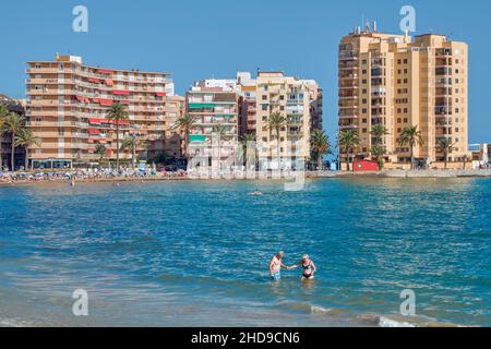 La promenade de Playa del Cura dans la ville de Torrevieja dans la province d'Alicante, Communauté Valencienne, Espagne, Europe Banque D'Images