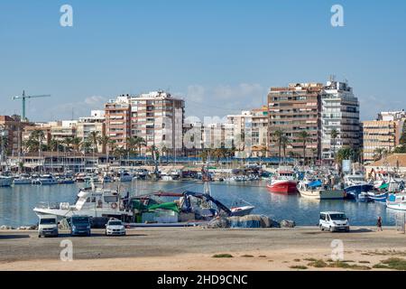 Bateaux de pêche voiliers dans le port de plaisance de Torrevieja, province d'Alicante, Communauté Valencienne, Espagne, Europe Banque D'Images