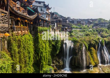 Cascade dans la ville de Fudong Zhen, province de Hunan, Chine Banque D'Images