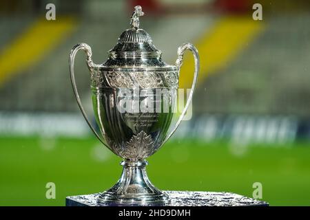 LENS, FRANCE - JANVIER 4 : vue détaillée du trophée coupe de France lors du match de la coupe française entre le Racing Club de Lens et le LOSC Lille au Stade Bolaert-Delelis le 4 janvier 2022 à Lens, France (photo de Jeroen Meuwsen/Orange Pictures) Banque D'Images