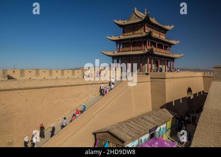 JIAYUGUAN, CHINE - 22 AOÛT 2018 : les touristes visitent le fort de Jiayuguan, province de Gansu en Chine Banque D'Images