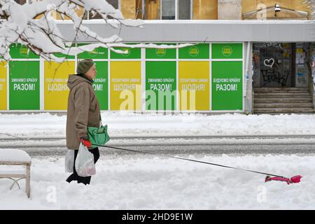 Kramatorsk, Ukraine.26th décembre 2021.Une femme âgée marche dans la rue avec son chien après une forte chute de neige à Kramatorsk.(Photo par Andriy Andriyenko/SOPA Images/Sipa USA) crédit: SIPA USA/Alay Live News Banque D'Images