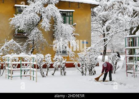 Kramatorsk, Ukraine.26th décembre 2021.Une femme âgée a vu nettoyer le tapis avec de la neige.Le nettoyage de la neige des tapis en plein air est une vieille tradition chez les Ukrainiens.(Photo par Andriy Andriyenko/SOPA Images/Sipa USA) crédit: SIPA USA/Alay Live News Banque D'Images