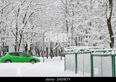 Kramatorsk, Ukraine.26th décembre 2021.Une voiture descend la route après une forte chute de neige à Kramatorsk.(Photo par Andriy Andriyenko/SOPA Images/Sipa USA) crédit: SIPA USA/Alay Live News Banque D'Images