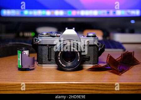 35mm appareil photo avec objectifs et négatifs Banque D'Images