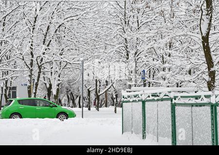 Kramatorsk, Donetsk, Ukraine.26th décembre 2021.Une voiture descend la route après une forte chute de neige à Kramatorsk.(Credit image: © Andriy Andriyenko/SOPA Images via ZUMA Press Wire) Banque D'Images