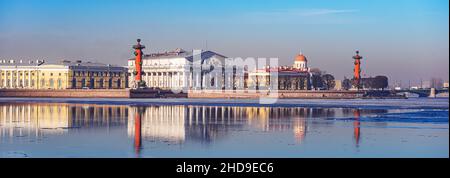 Saint-Pétersbourg, Russie – 17 mars 2015 : vue sur la rivière Neva, la flèche de l'île de Vasilyevsky, les colonnes de Rostral et le bu de la bourse Banque D'Images