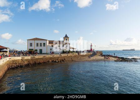 L'église et le monastère de Monte Serrat, construit au début du 19th siècle, se trouve à Ponta de Hu Banque D'Images