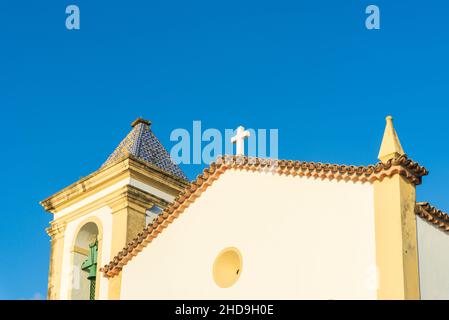 L'église et le monastère de Monte Serrat, construit au début du 19th siècle, se trouve à Ponta de Hu Banque D'Images