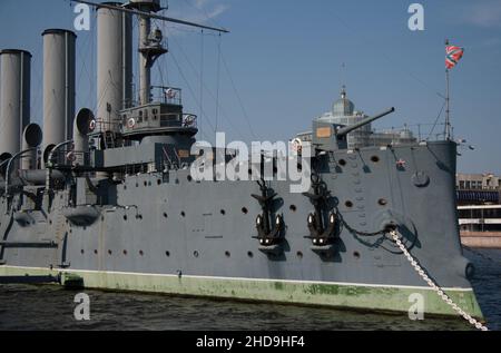 Aurora Cruiser amarré à Saint-Pétersbourg, Russie. Avec le drapeau du cric volant à l'arc. Banque D'Images