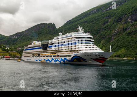 GEIRANGER, NORVÈGE - 6 JUILLET 2016 : le paquebot AIDAsol est à l'ancre dans le fjord de Geiranger, près de la ville de Geiranger. Banque D'Images