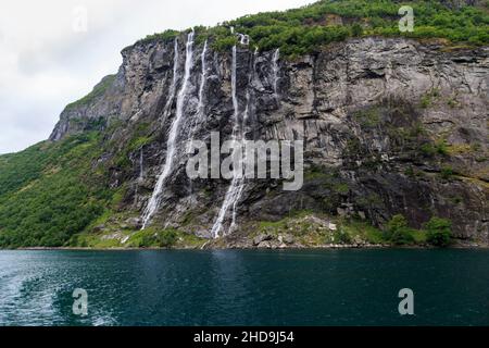 Cette cascade est située dans le Geirangerfjord norvégien et s'appelle les sept Sœurs ou Veil de la mariée. Banque D'Images