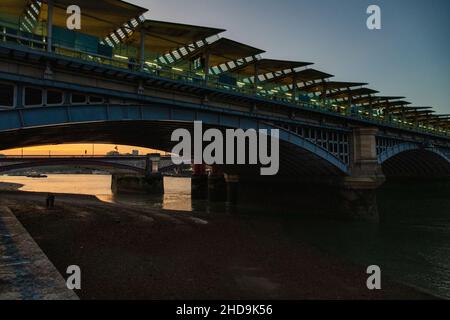 Une soirée près de la gare de Blackfriars, Londres. Banque D'Images