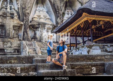 Papa et fils sur fond de Gunung Kawi.Ancien sculpté dans le temple de pierre avec tombes royales.Bali, Indonésie.Concept voyager avec des enfants Banque D'Images