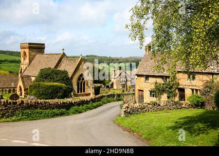 Vue sur l'église St Barnabas et le pittoresque village de Snowshill, dans les Cotswolds.Snowshill, Gloucestershire, Cotswold's, Angleterre, avril 24th 2014 Banque D'Images