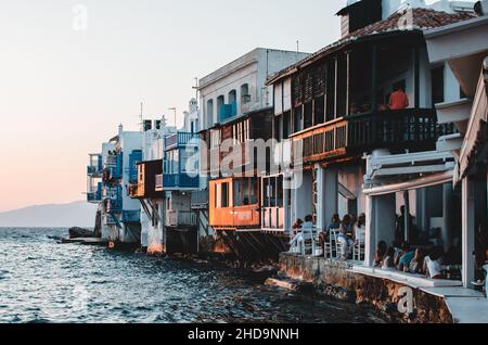 Rangée de bâtiments blanchis à la chaux le long de la rive à Little Venice, Chora, Mykonos, Grèce Banque D'Images