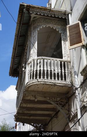 Balcons en bois décorés à Stone Town, Zanzibar, Tanzanie 2021 Banque D'Images