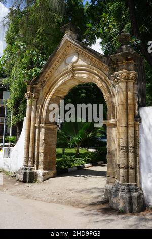 Vieux portugais arche dans la vieille ville de Stone Town sur Zanzibar, Tanzanie 2021 Banque D'Images