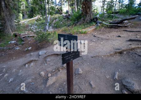 Divers panneaux de direction pour les randonneurs dans le parc national de Grand Teton - pour le lac Taggart et le lac Amphitheater Banque D'Images